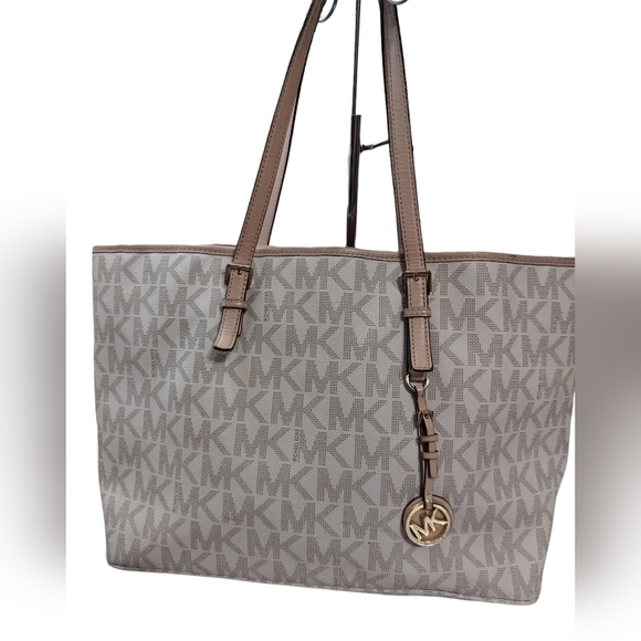 2663) Michael Kors Jet Set Travel Cream-Beige Big Tote - Picture 1 of 17